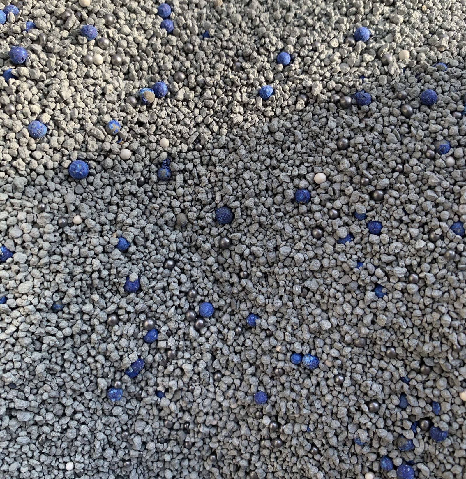 Blue Stone premium anti-stick clumping bentonite cat litter