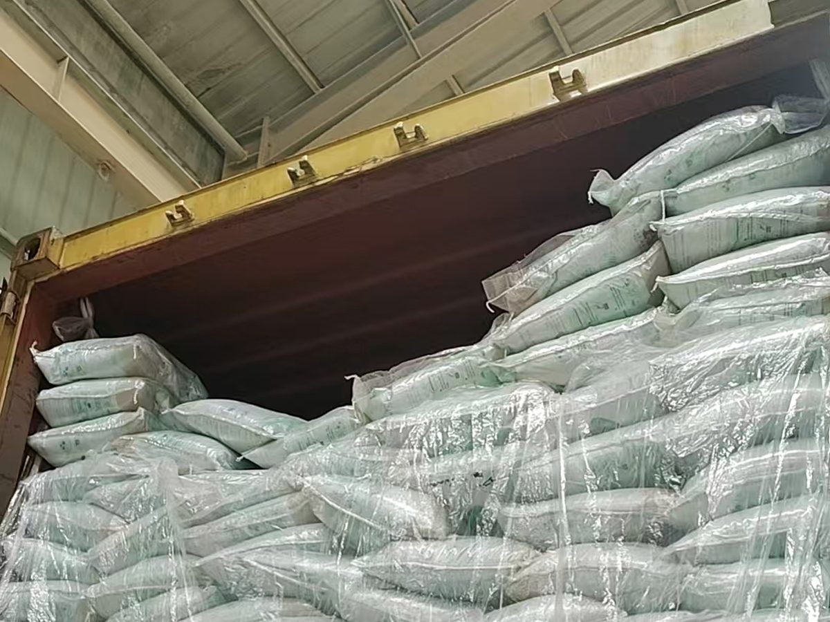 Container loading for bulk bentonite cat litter and high-volume supply